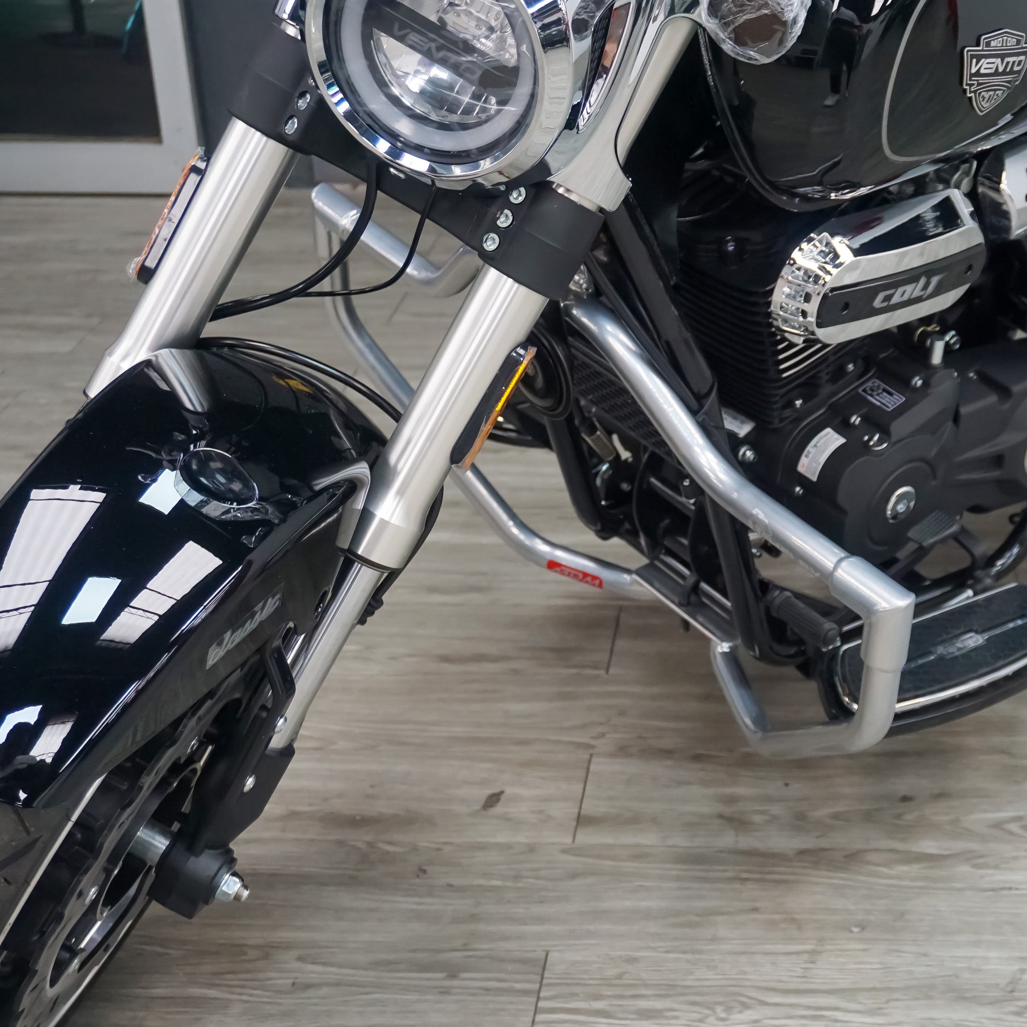 DEFENSA COLT SHELBY 2026 GRIS